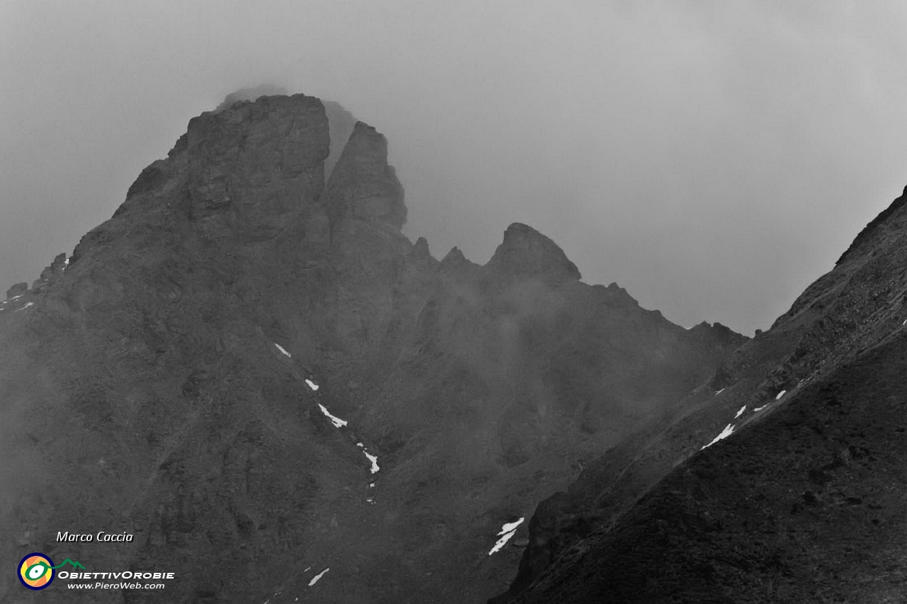 45_i denti del valletto mordono la nebbia.JPG